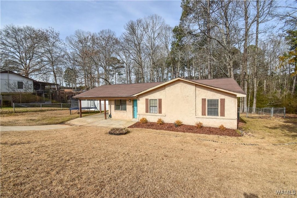 view of front of home with a carport and a front yard