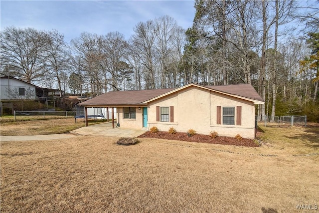 view of front of home with a carport and a front yard