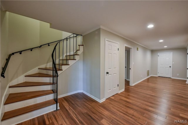 stairway featuring crown molding, recessed lighting, wood finished floors, and baseboards