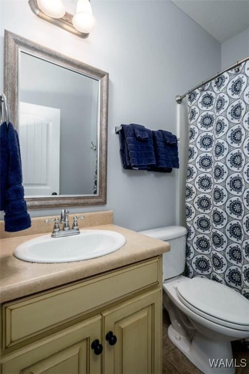 full bathroom featuring a shower with curtain, vanity, and toilet