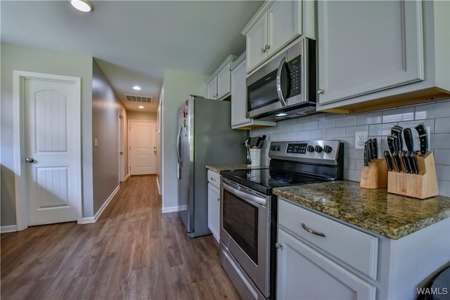 13024 Brookview Way, Northport, AL 35473 - kitchen with dark wood-style flooring, stainless steel appliances, baseboards, backsplash, and visible vents