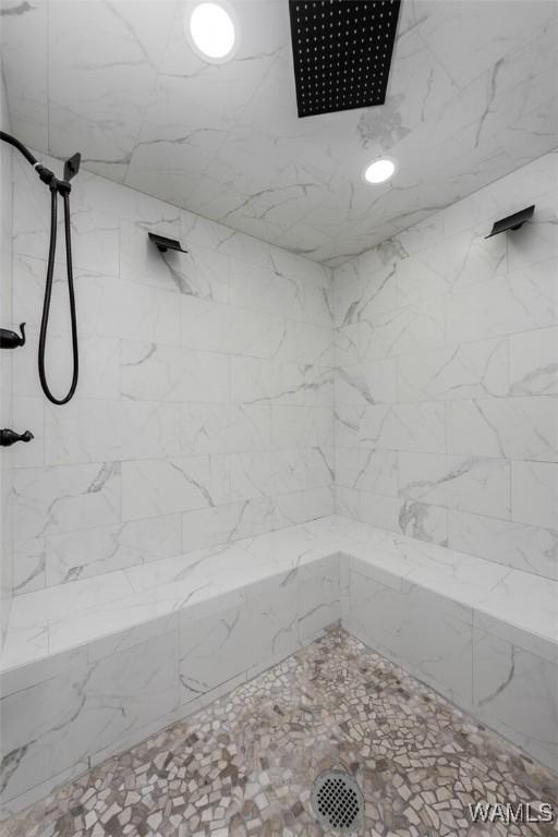 11376 Kings Loop Rd, Tuscaloosa, AL 35405 - bathroom with tiled shower