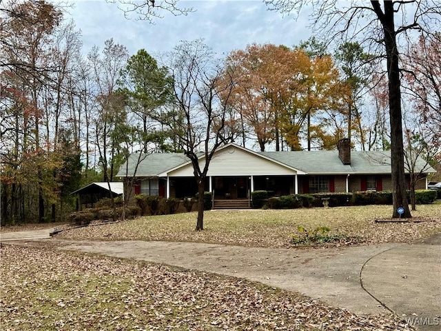 ranch-style house featuring a front yard