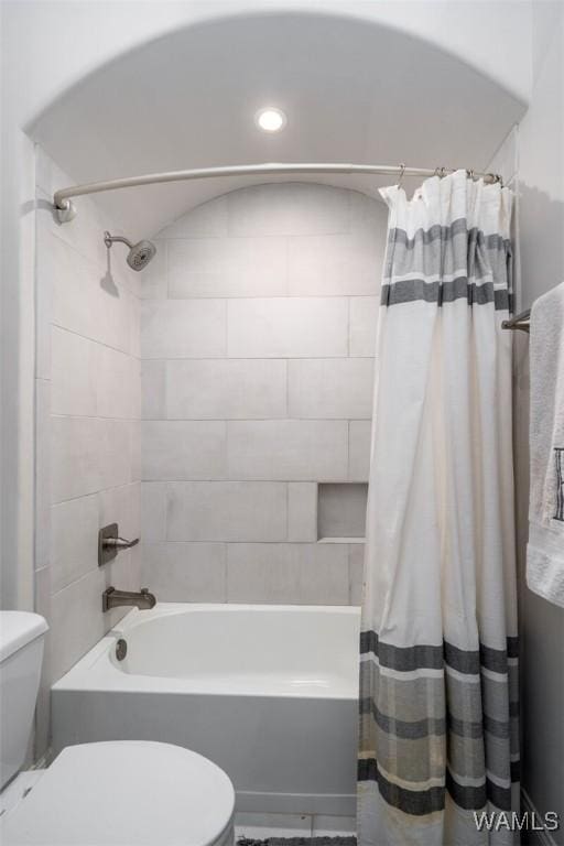 full bathroom featuring toilet, recessed lighting, and shower / bath combo with shower curtain