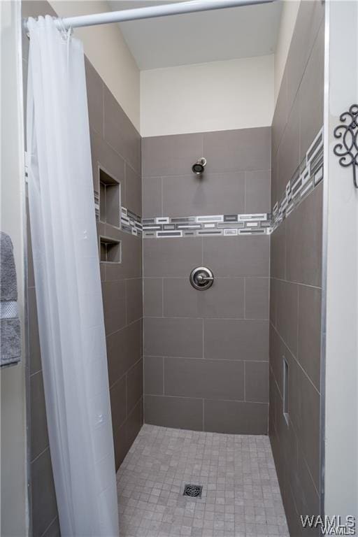 702 Gene Stallings Ave, Tuscaloosa, AL 35401 - full bathroom with a tile shower