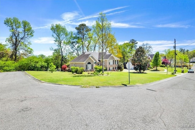 view of front of home featuring a front lawn