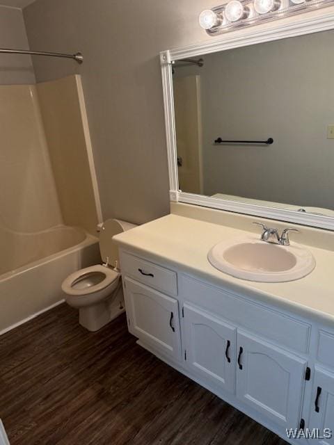 1813 Hackberry Ln Unit 10, Tuscaloosa, AL 35401 - full bathroom featuring vanity, shower / bath combination, and wood finished floors