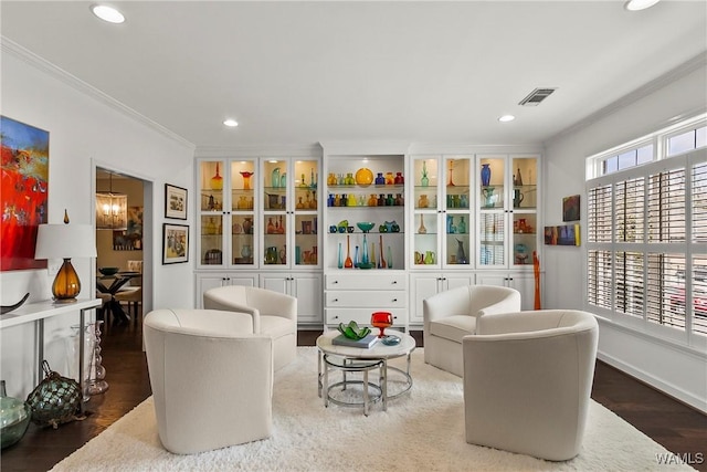 living area featuring recessed lighting, visible vents, ornamental molding, wood finished floors, and baseboards