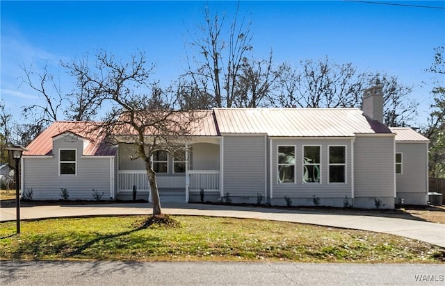 view of front of property with a front yard and covered porch