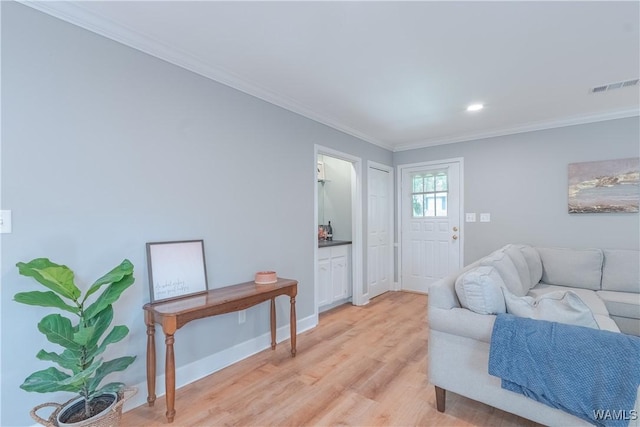 1603 Quail Run Dr, Tuscaloosa, AL 35406 - living area featuring light wood-style flooring, crown molding, baseboards, and recessed lighting