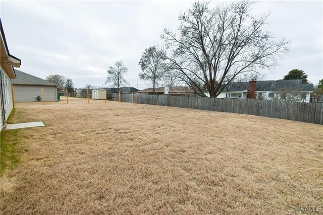 view of yard featuring a storage unit