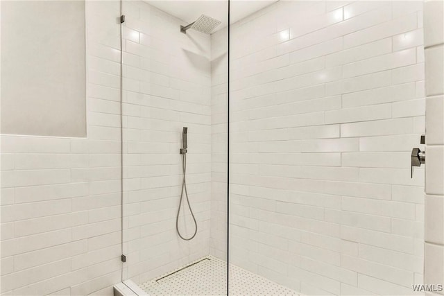 bathroom featuring a tile shower