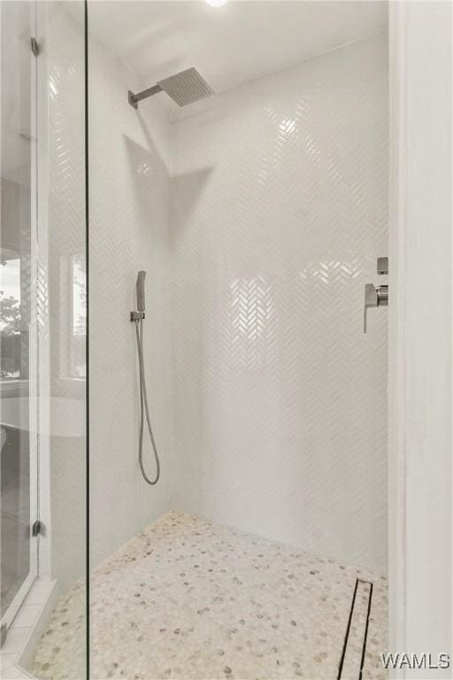 bathroom featuring tiled shower