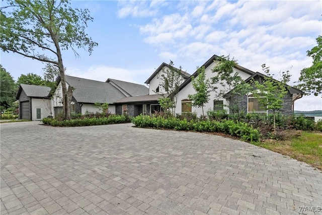 view of front of property featuring a garage