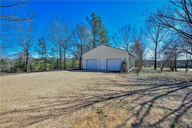 garage featuring dirt driveway