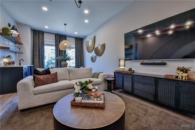 living area with wet bar and recessed lighting