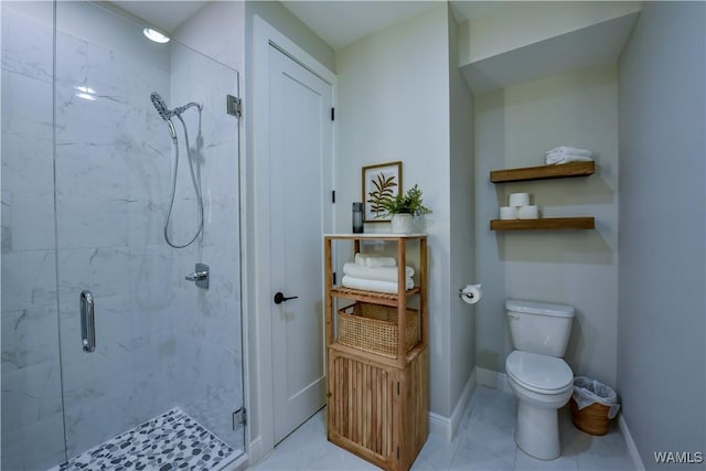 full bath featuring a stall shower, baseboards, and toilet