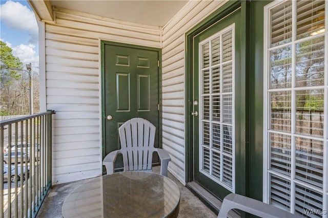 balcony featuring covered porch and outdoor dining space