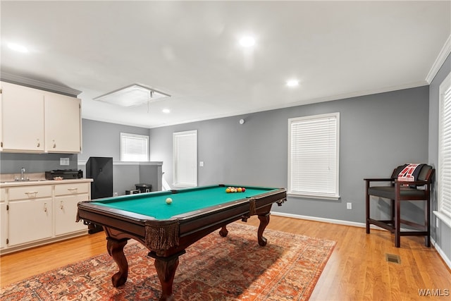 playroom with billiards, ornamental molding, sink, and light hardwood / wood-style flooring