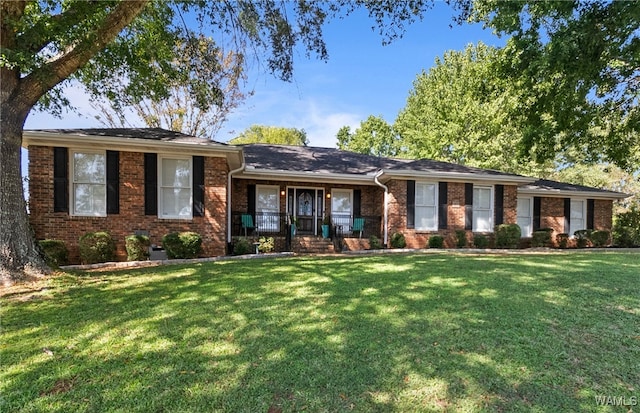 single story home featuring a front lawn