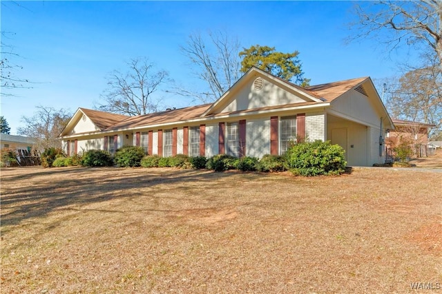 single story home featuring a front lawn