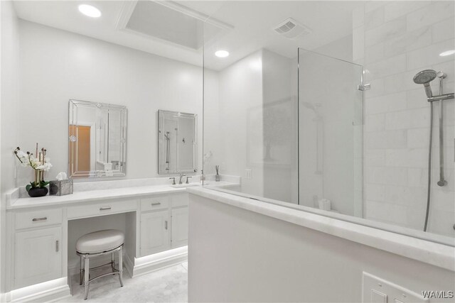 6821 Jade Pt, Tuscaloosa, AL 35406 - full bathroom featuring tiled shower, vanity, and recessed lighting