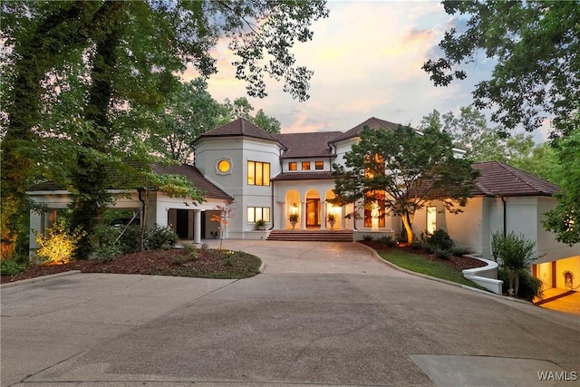 6821 Jade Pt, Tuscaloosa, AL 35406 - mediterranean / spanish-style house featuring stucco siding and curved driveway