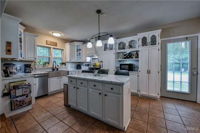 4402 Lakeshore Dr, Northport, AL 35473 - kitchen with stainless steel appliances, white cabinetry, light tile patterned floors, and a textured ceiling