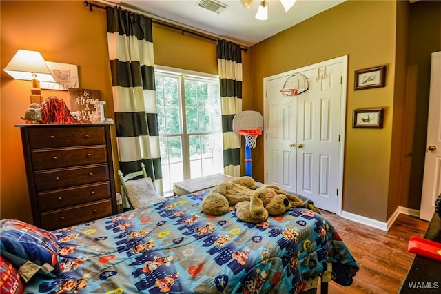 12464 Timberlane Rd, Ralph, AL 35480 - bedroom featuring wood finished floors, baseboards, and a closet