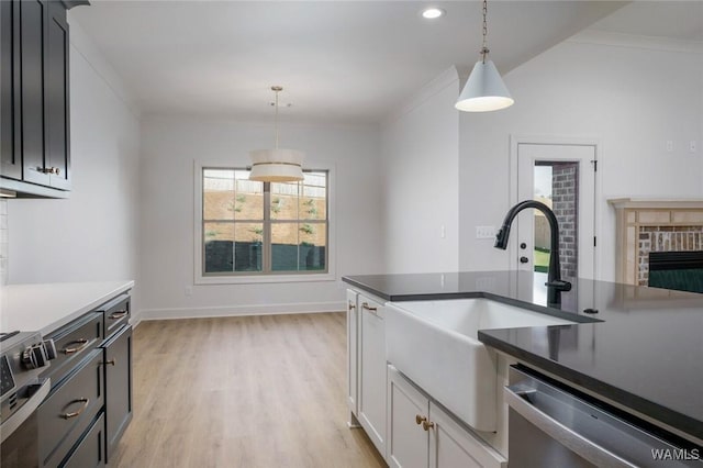 13713 Blackoak Dr, Northport, AL 35475 - kitchen with appliances with stainless steel finishes, light wood-type flooring, decorative light fixtures, and a sink