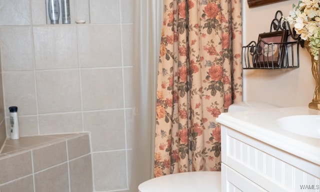 full bathroom featuring vanity, a shower with curtain, and toilet