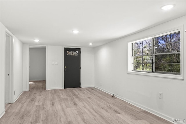 unfurnished room featuring light wood finished floors, recessed lighting, and baseboards