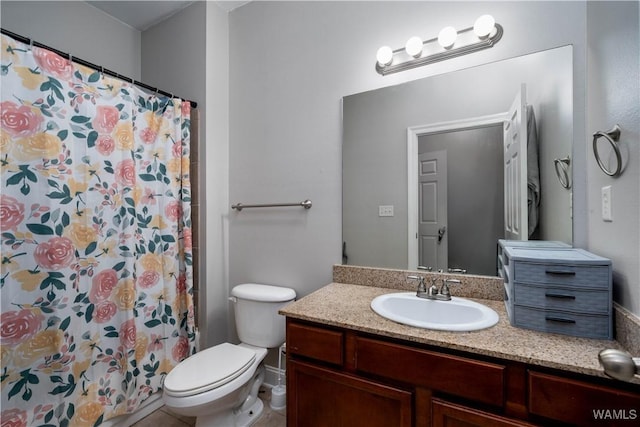 full bath featuring vanity, toilet, and a shower with curtain