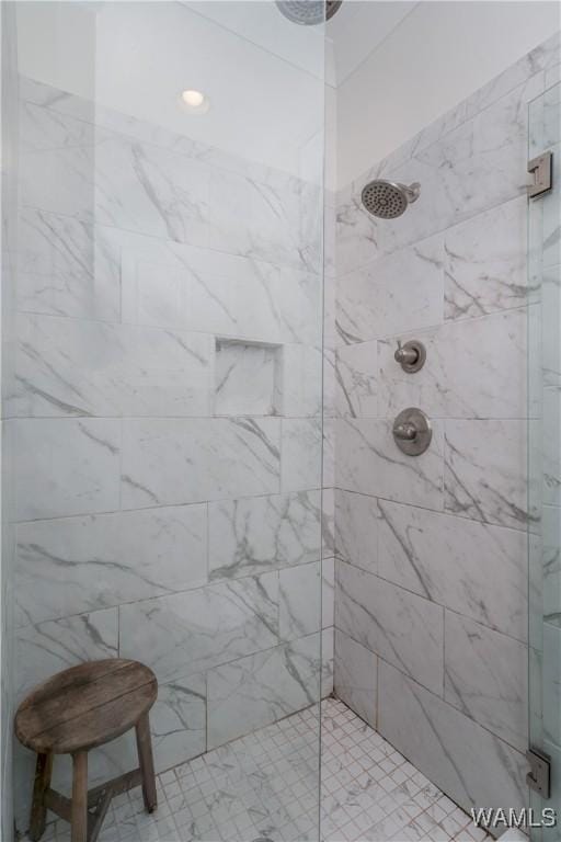 bathroom featuring tiled shower