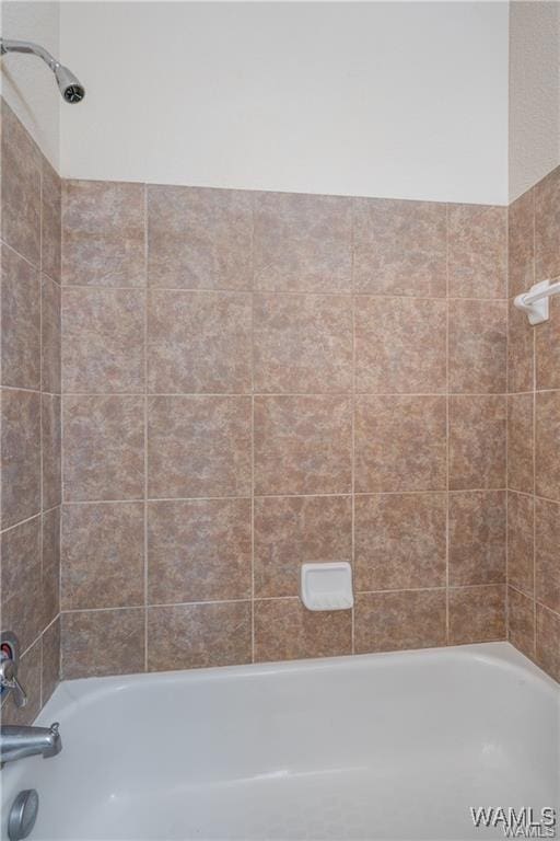 bathroom with tiled shower / bath