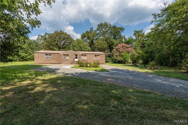 view of front of property featuring a front lawn