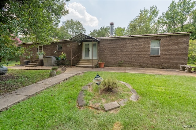 view of front of home with a front lawn