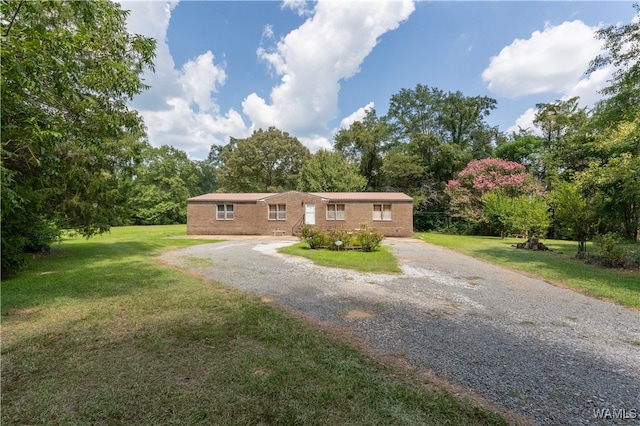 view of front of house featuring a front yard