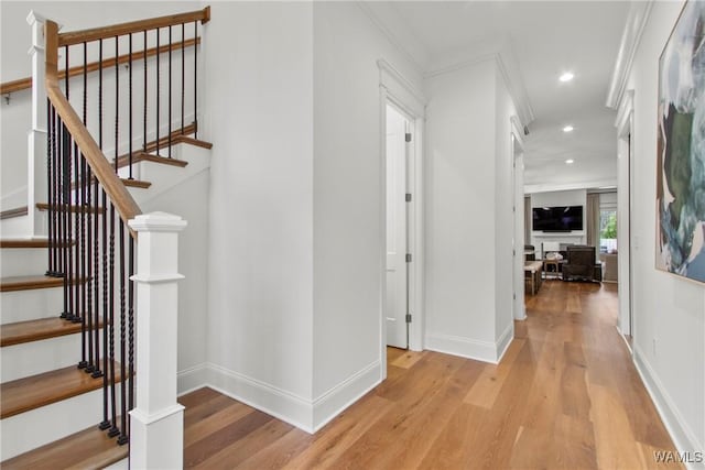301 Trails End Ln, Tuscaloosa, AL 35406 - interior space featuring baseboards, recessed lighting, ornamental molding, and light wood-style flooring