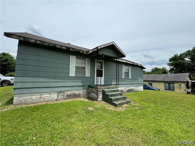 view of front of home featuring a front yard