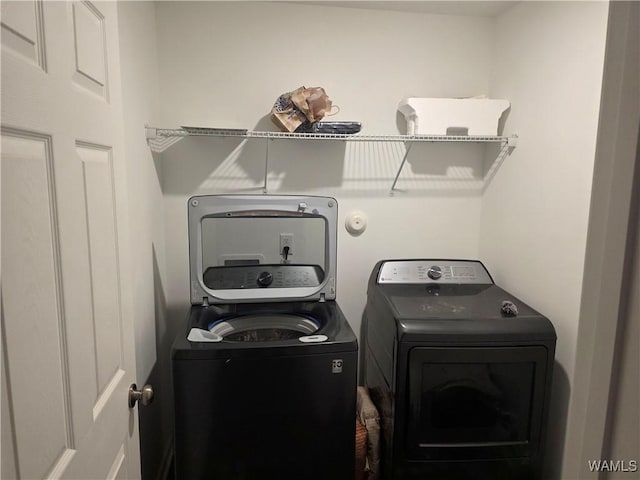 12376 Choctaw Cir, Moundville, AL 35474 - laundry room featuring separate washer and dryer