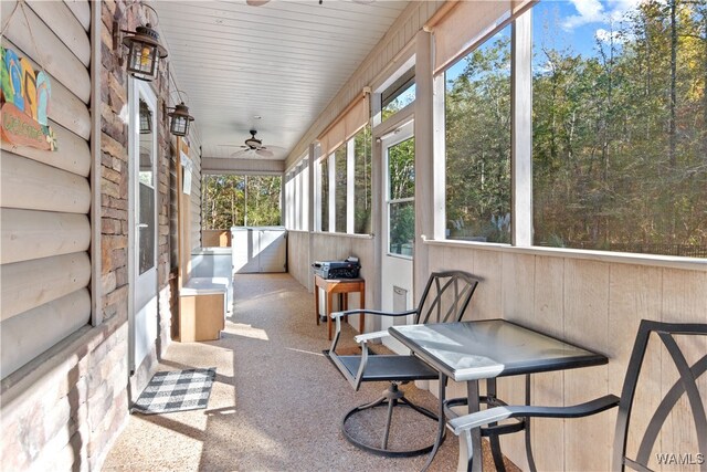 sunroom with ceiling fan