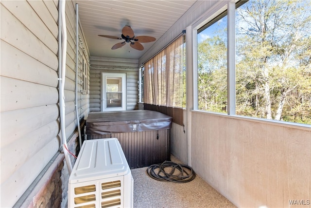 sunroom / solarium with a jacuzzi and ceiling fan