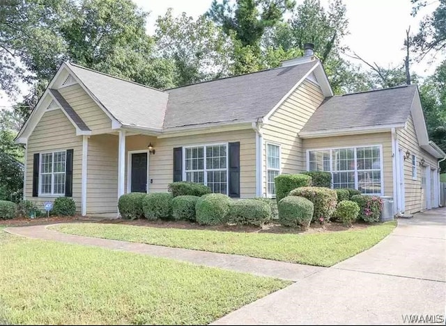 view of front of property featuring a front yard and a garage