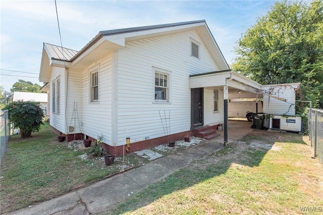 view of front of house with a front yard and a carport