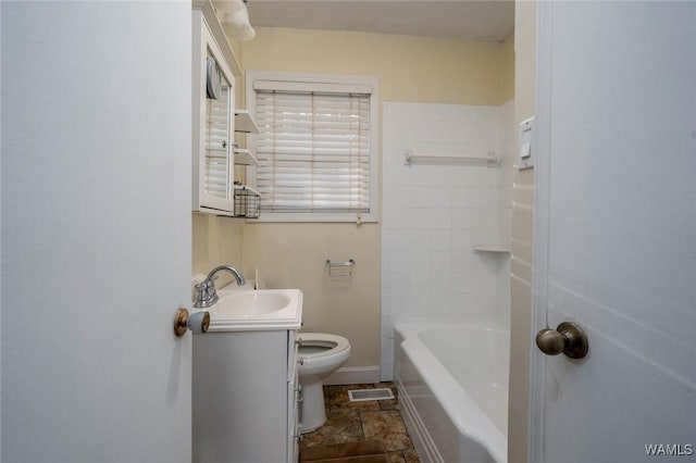 full bath with vanity, visible vents, baseboards, a tub, and toilet