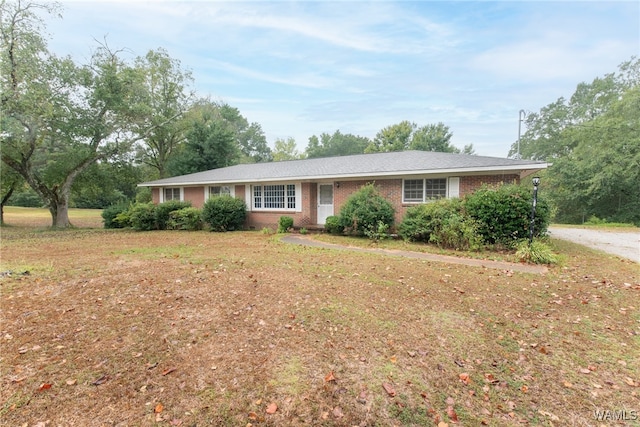 single story home with a front lawn