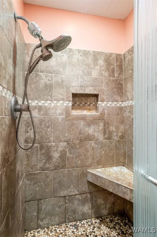 bathroom featuring a tile shower