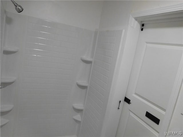 bathroom featuring a tile shower