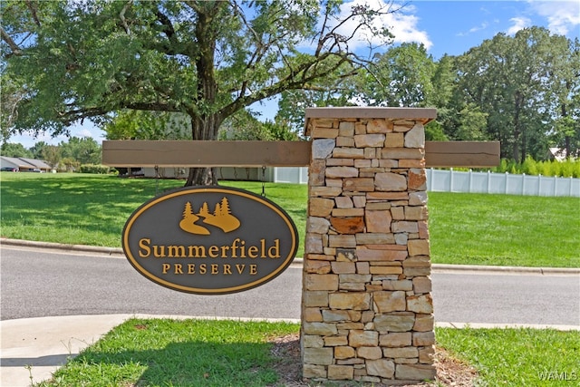 community sign featuring a yard